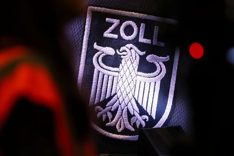 Der Zoll hat im Taunus etliche Wohnungen und Geschäftsräume durchsucht, um ein Schwarzarbeitsnetz auszuheben. (Symbolbild) Foto: