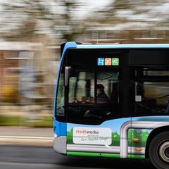 Im kommunalen Nahverkehr kommt es erneut zu einem Warnstreik. (Archivbild) Foto: Swen Pförtner/dpa