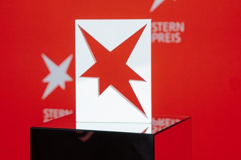 Der stern-Preis steht auf einem Podest. Er hat die Form eines stern