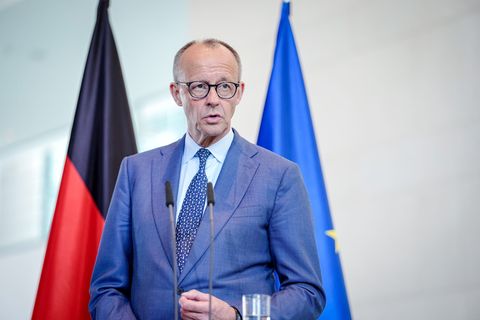 Merz sagt bei einer Pressekonferenz im Kanzleramt, er freue sich auf den Besuch bei den SPD-Abgeordneten. Foto: Kay Nietfeld/dpa