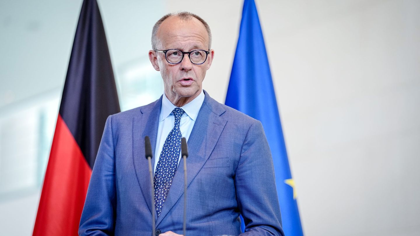 Merz sagt bei einer Pressekonferenz im Kanzleramt, er freue sich auf den Besuch bei den SPD-Abgeordneten. Foto: Kay Nietfeld/dpa