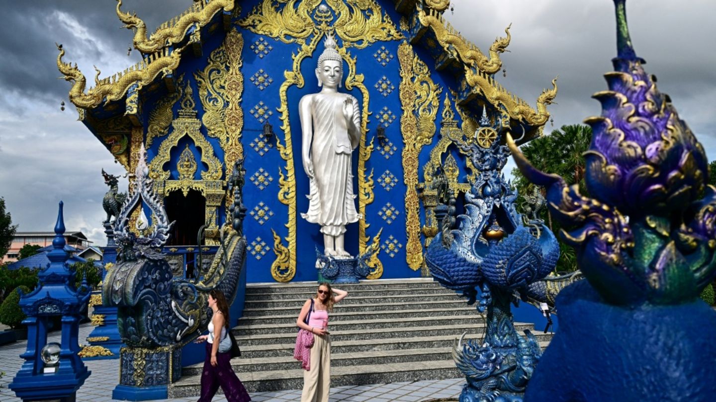 Des touristes visitent le temple bouddhiste Wat Rong Suea Ten, dit "Temple Bleu", dans la province de Chiang Rai, au nord de la
