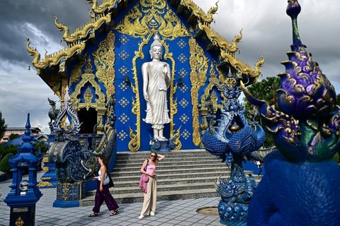 Des touristes visitent le temple bouddhiste Wat Rong Suea Ten, dit "Temple Bleu", dans la province de Chiang Rai, au nord de la