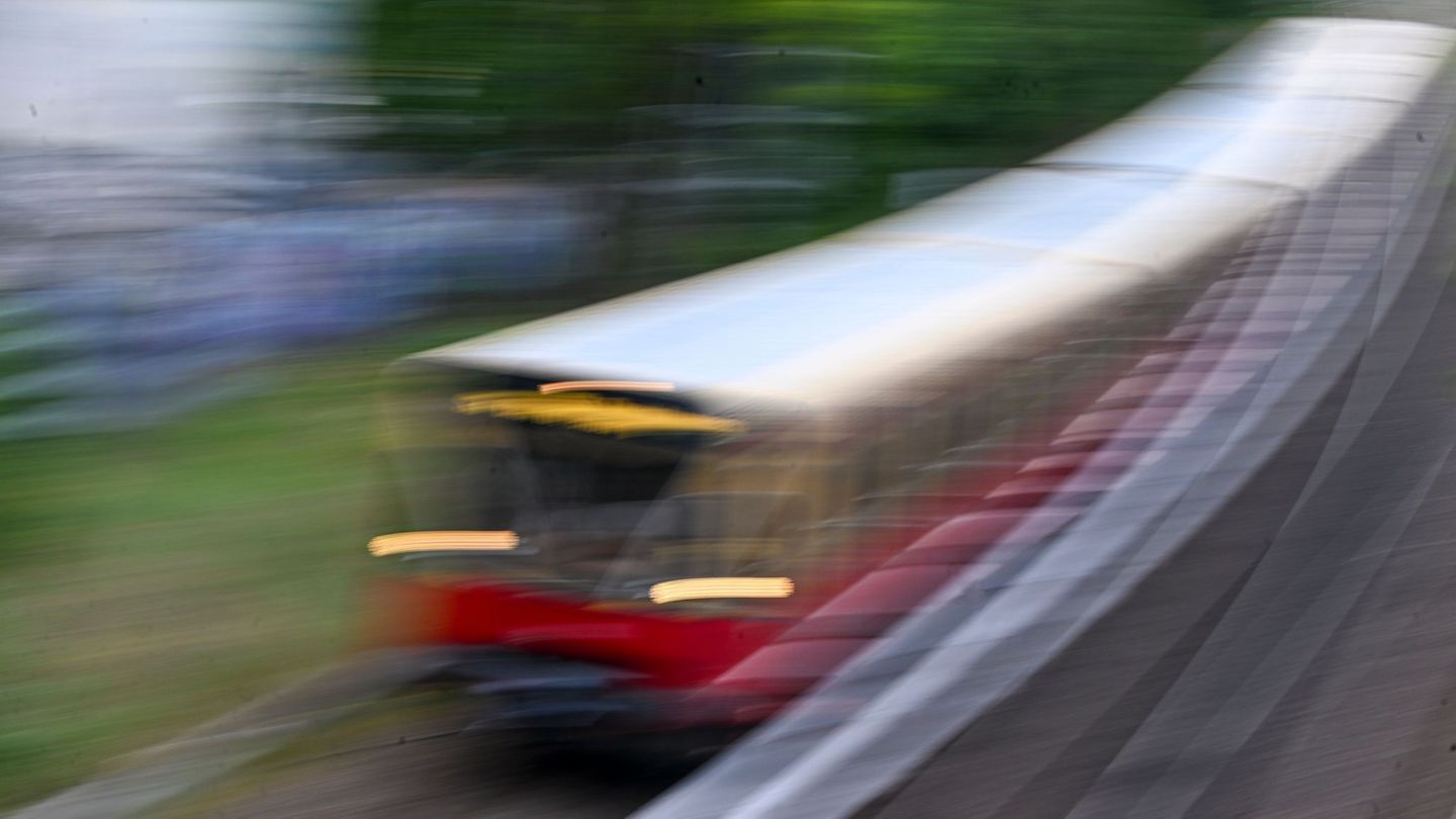 Eine S-Bahn fährt durch Berlin. Das war heute Morgen auf mehreren Linien nur eingeschränkt möglich. (Symbolbild) Foto: Jens Kala
