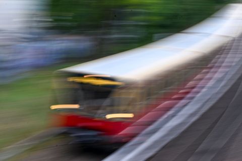 Eine S-Bahn fährt durch Berlin. Das war heute Morgen auf mehreren Linien nur eingeschränkt möglich. (Symbolbild) Foto: Jens Kala