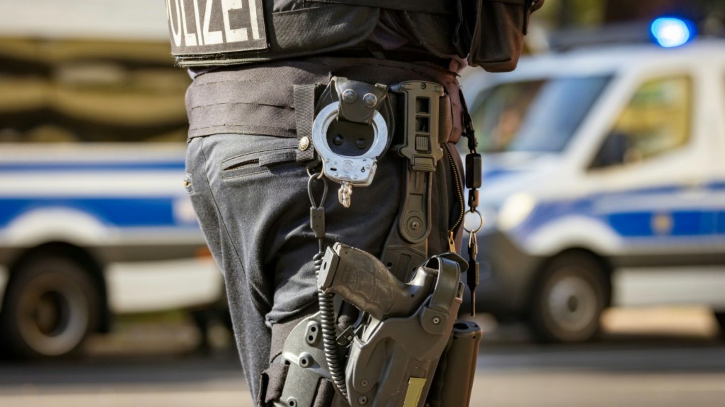 Polizist mit Handschellen