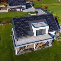 Ein modernes Einfamilienhaus von oben fotografiert, Solarmodule auf dem Dach