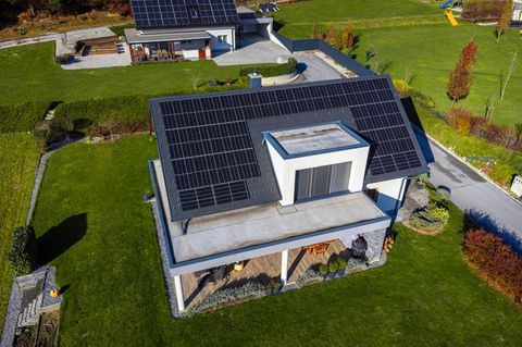 Ein modernes Einfamilienhaus von oben fotografiert, Solarmodule auf dem Dach