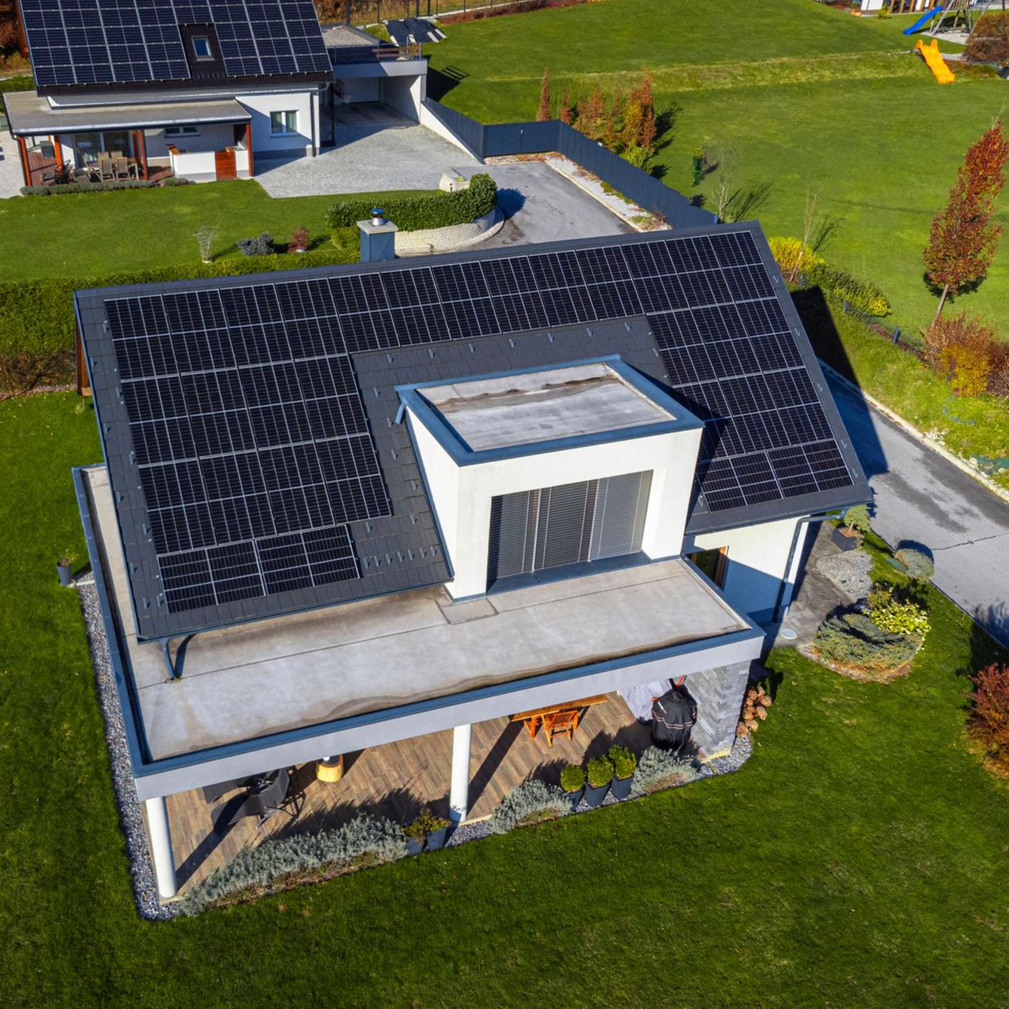 Ein modernes Einfamilienhaus von oben fotografiert, Solarmodule auf dem Dach