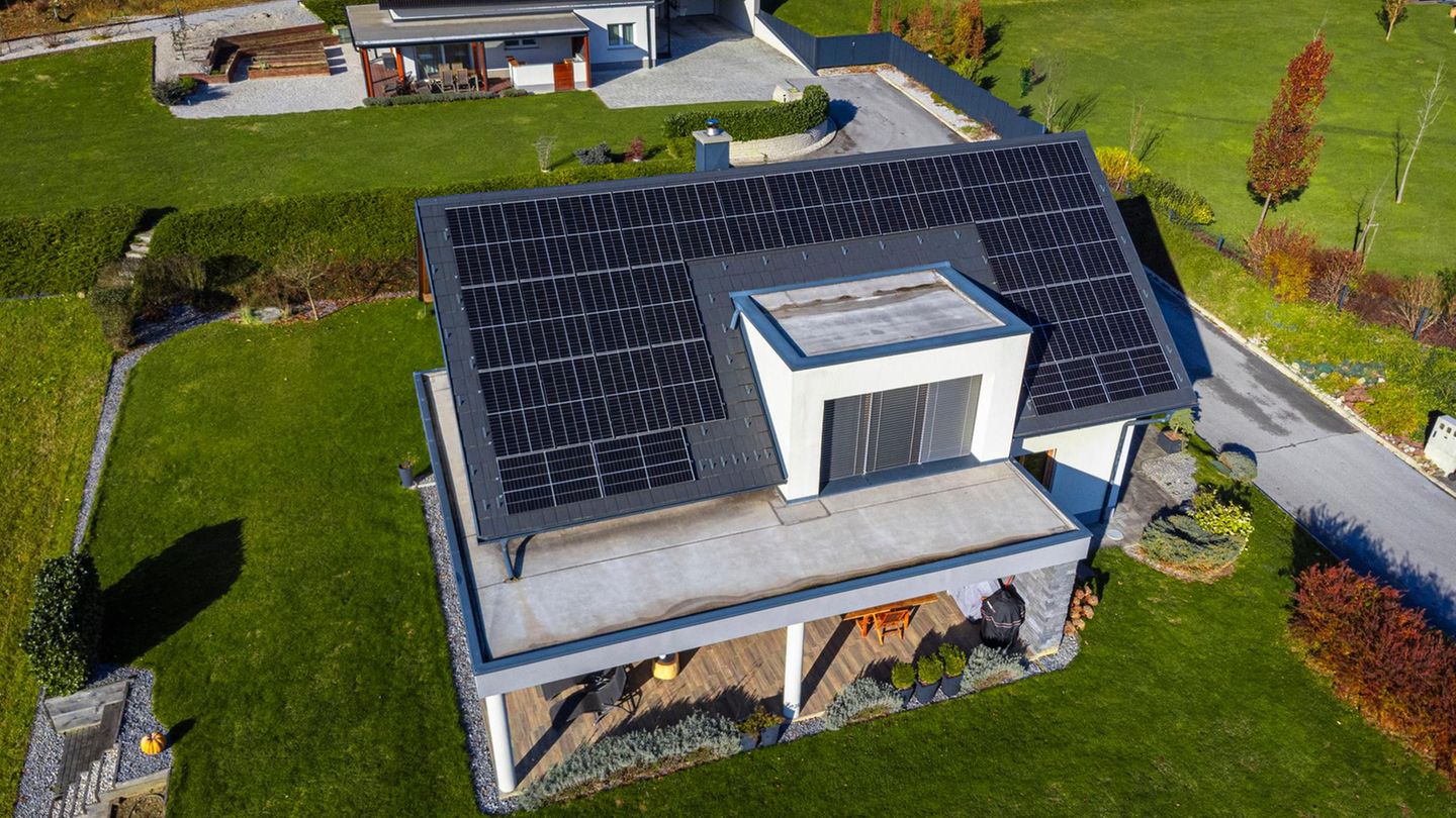 Ein modernes Einfamilienhaus von oben fotografiert, Solarmodule auf dem Dach