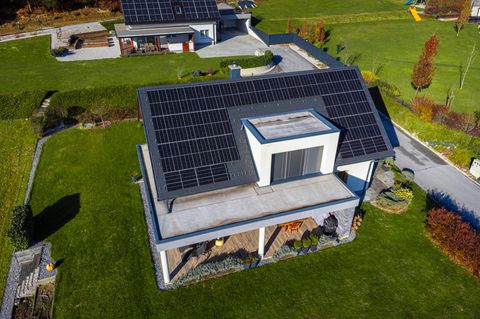 Ein modernes Einfamilienhaus von oben fotografiert, Solarmodule auf dem Dach