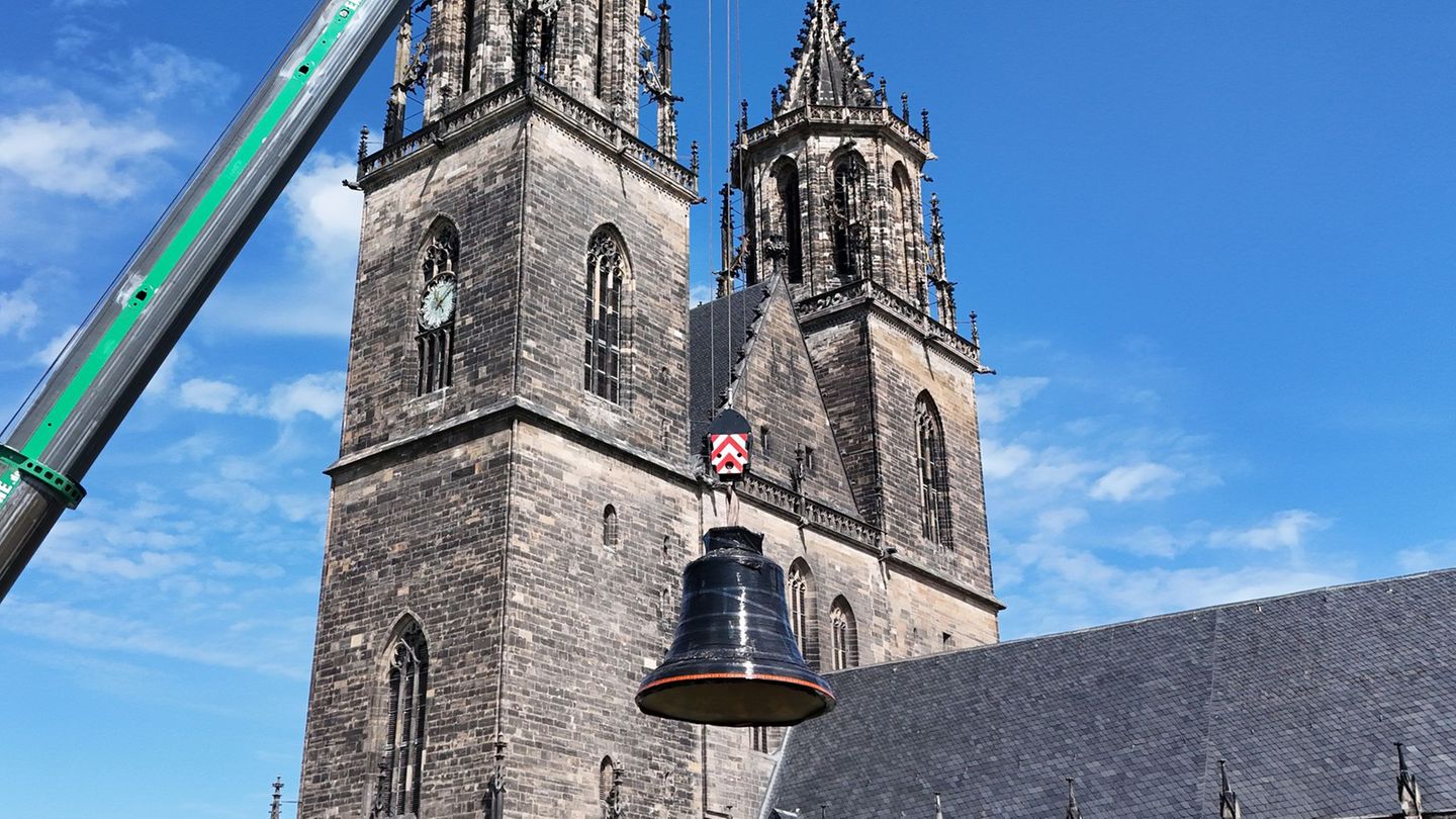 Die neue Domglocke "Credamus" hat per Spezialtransport Magdeburg erreicht. Foto: Peter Gercke/dpa