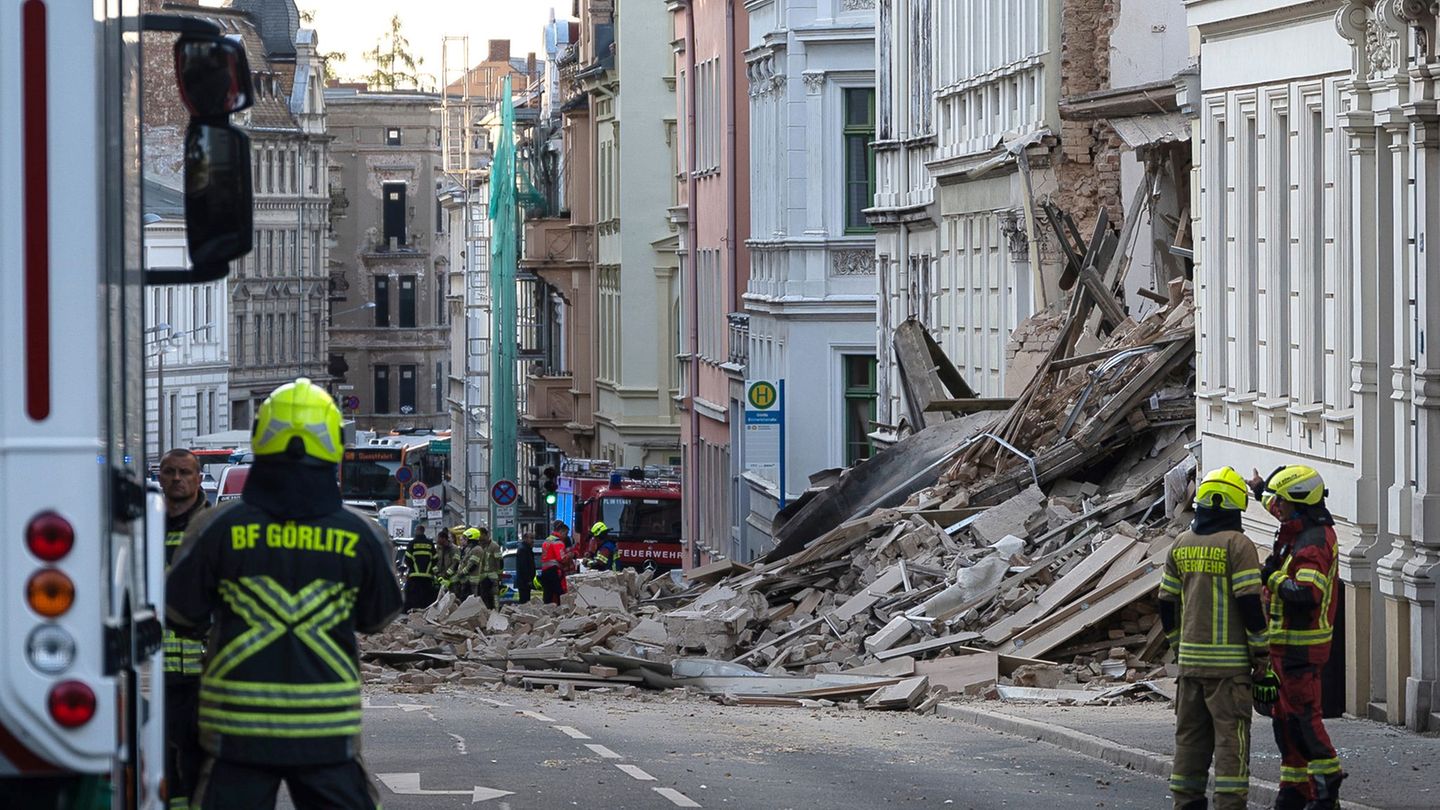Nach dem Hauseinsturz in Görlitz geht die Suche nach Vermissten weiter. Foto: Paul Glaser/dpa/dpa-tmn