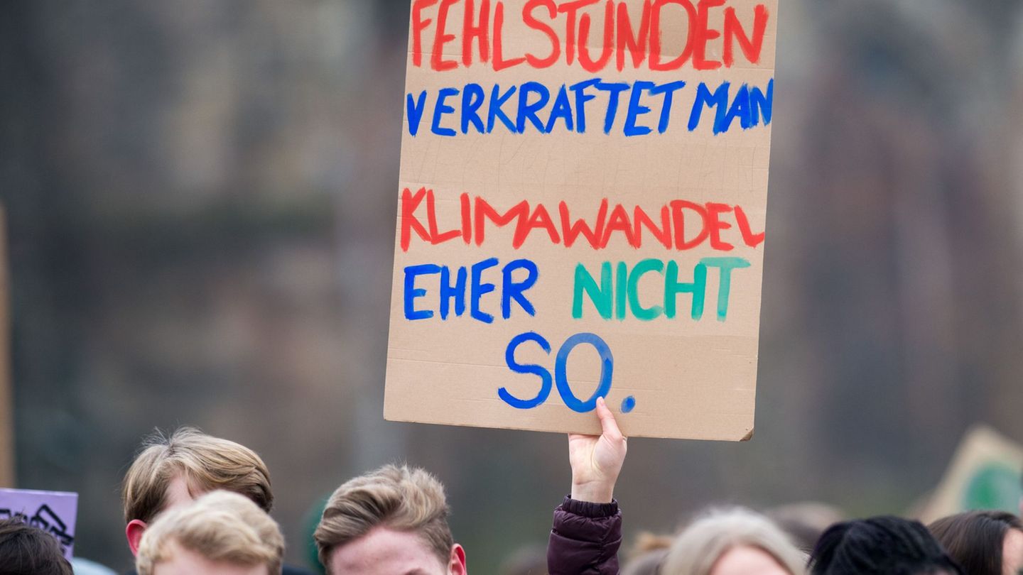 Jugendliche in Sachsen-Anhalt wünschen sich laut neuem Kinder- und Jugendbericht mehr Mitsprache und bessere Freizeitangebote. (