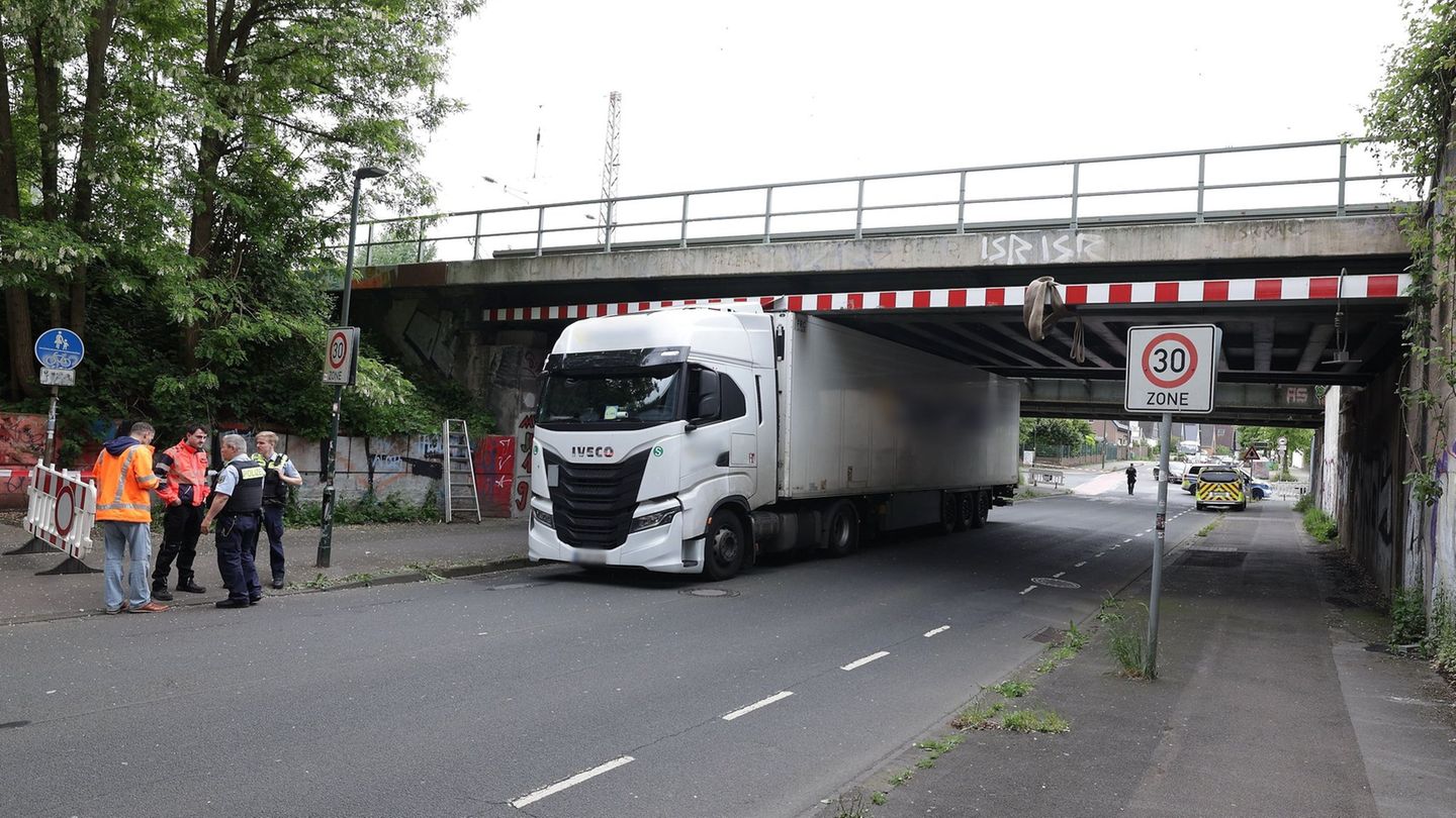 Der Laster blieb unter einer Eisenbahnbrücke stecken. Foto: David Young/dpa