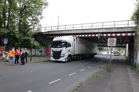 Der Laster blieb unter einer Eisenbahnbrücke stecken. Foto: David Young/dpa