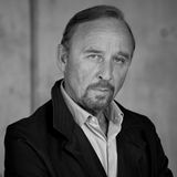 Der Schauspieler verstarb nach kurzer Krankheit am 12. Mai im Alter von 67 Jahren. Held lebte zuletzt im österreichischen Erl in Tirol und war unter anderem bekannt für seine Rolle in der ZDF-Krimireihe „München Mord“. Zudem spielte der gebürtige Münchner in Filmen wie „Sophie Scholl – Die letzten Tage“, „Der Schuh des Manitu“ oder „Der Untergang“.