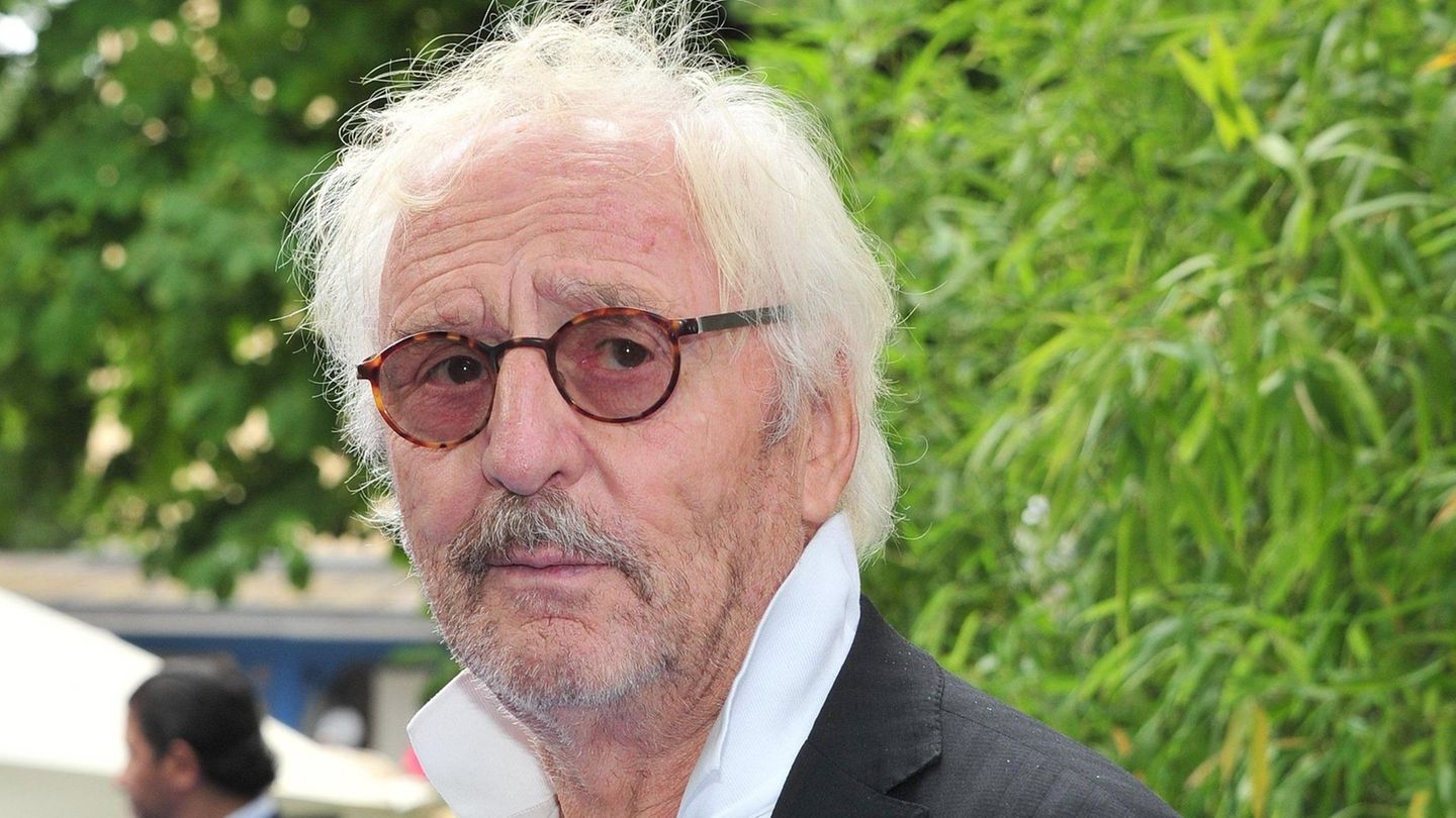 Der Schauspieler wurde Mitte der 1970er als „Tscharlie“ in der Kultserie „Münchner Geschichten“ bekannt. In zahlreichen Filmen und Serien reifte der markige Oberbayer zum vielseitigen Darsteller, der auch in internationalen Produktionen wie „Gandhi“ überzeugte. Er stand neben Stars wie Senta Berger, Hanna Schygulla und Meryl Streep vor der Kamera. Am 10. Mai starb er im Alter von 83 Jahren.