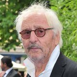 Der Schauspieler wurde Mitte der 1970er als „Tscharlie“ in der Kultserie „Münchner Geschichten“ bekannt. In zahlreichen Filmen und Serien reifte der markige Oberbayer zum vielseitigen Darsteller, der auch in internationalen Produktionen wie „Gandhi“ überzeugte. Er stand neben Stars wie Senta Berger, Hanna Schygulla und Meryl Streep vor der Kamera. Am 10. Mai starb er im Alter von 83 Jahren.