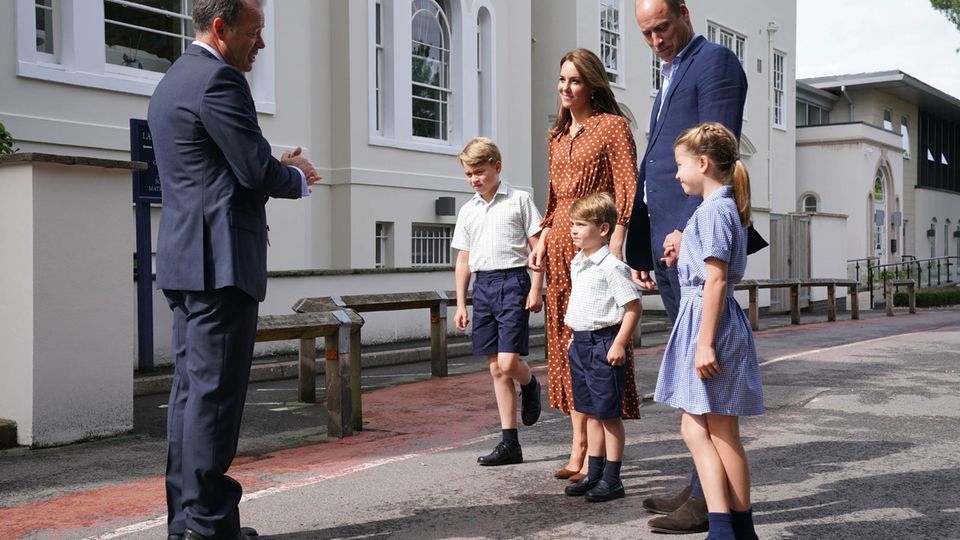 Die Kinder gehen auf eine Privatschule: Kate und William mit George, Louis und Charlotte vor der Lambrook School. Die Gebühren für alle drei betragen umgerechnet fast 30.000 Euro