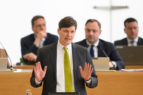 Kultusminister Conrad Clemens (CDU) hat die neue Lehrerbedarfsprognose vorgestellt. (Archivbild) Foto: Robert Michael/dpa