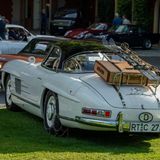 Ein weißer Mercedes 300 SL Roadster