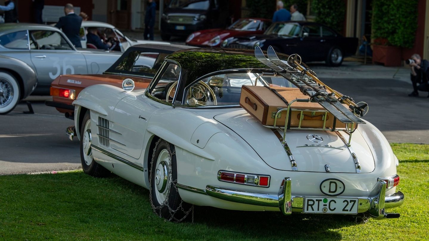 Ein weißer Mercedes 300 SL Roadster