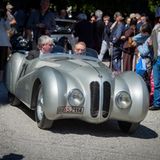 Ein silberner BMW 328