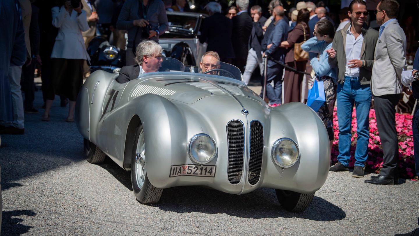 Ein silberner BMW 328