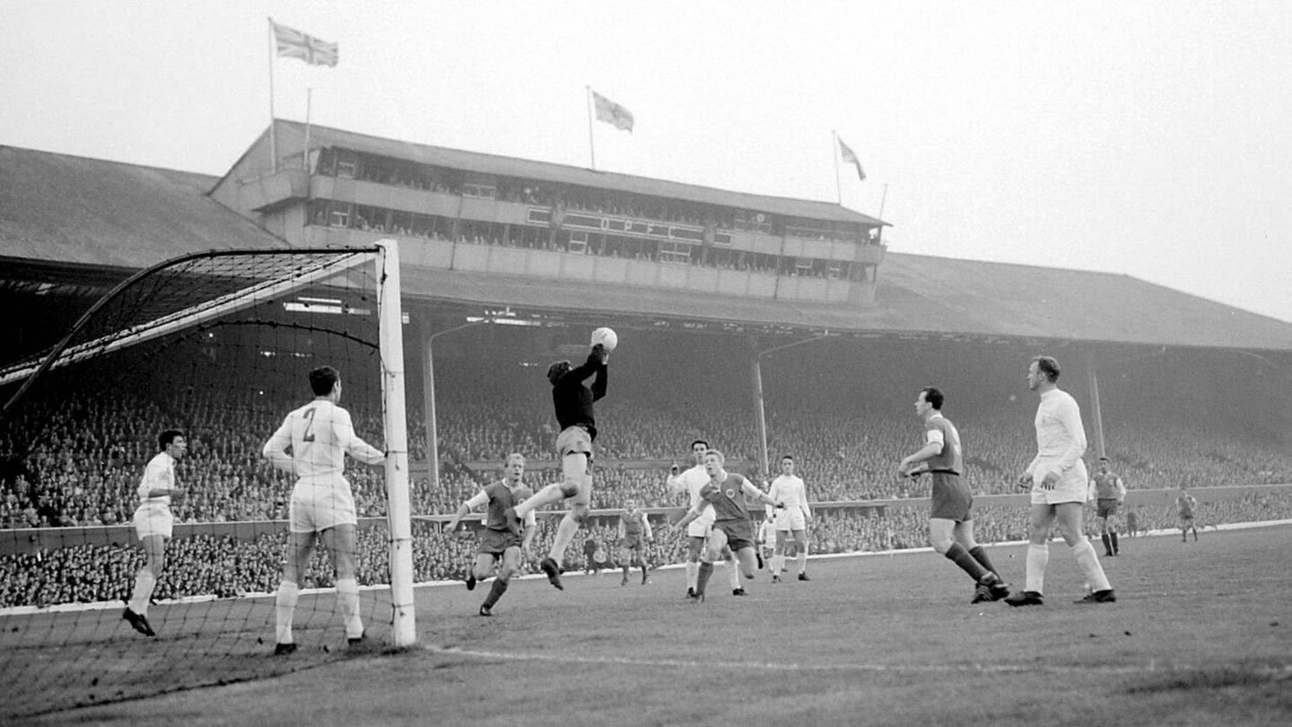 Die erste deutsche Mannschaft in einem internationalen Finale ist Eintracht Frankfurt. Im Endspiel des Europapokals der Landesmeister kassieren die Adler gegen Real Madrid eine 7:3-Niederlage im legendären Hampden Park in Glasgow.