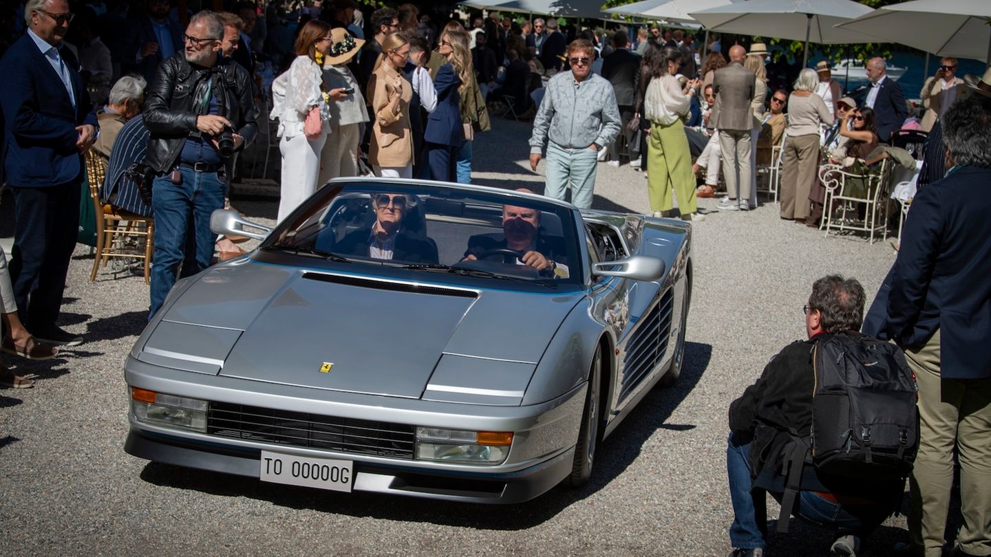 Ein silberner Ferrari Testarossa
