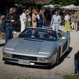 Ein silberner Ferrari Testarossa