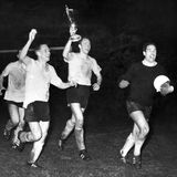 Sechs Jahre nach den Frankfurtern, dafür erfolgreich: 1966 schlägt Borussia Dortmund ebenfalls im Hampden Park den FC Liverpool mit 2:1 und holt als erste deutsche Mannschaft den Europapokal der Pokalsieger.