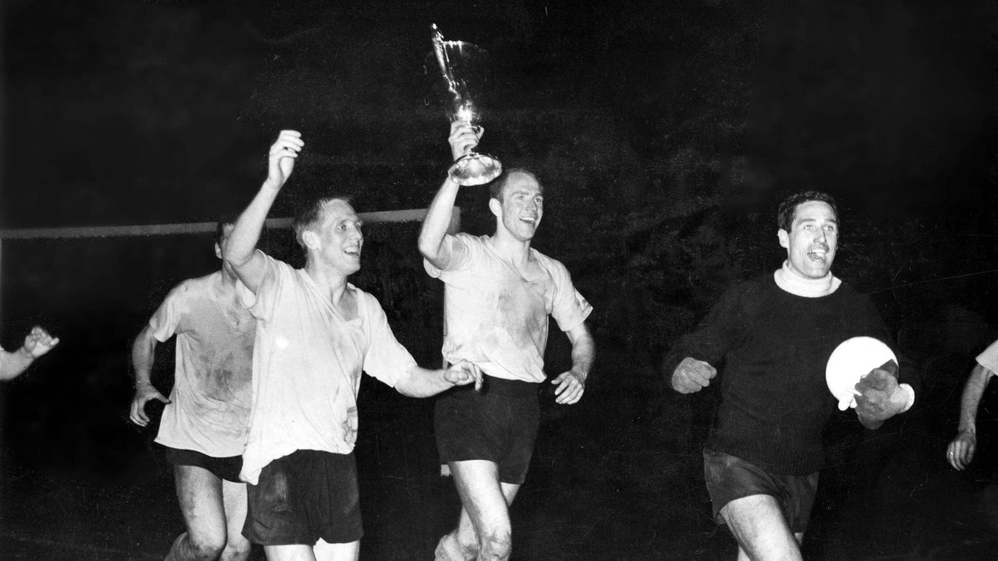 Sechs Jahre nach den Frankfurtern, dafür erfolgreich: 1966 schlägt Borussia Dortmund ebenfalls im Hampden Park den FC Liverpool mit 2:1 und holt als erste deutsche Mannschaft den Europapokal der Pokalsieger.