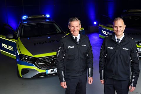Polizeivizepräsident Mirko Streiber und André Martens, stellvertretender Leiter der Hamburger Schutzpolizei (von links), stellen