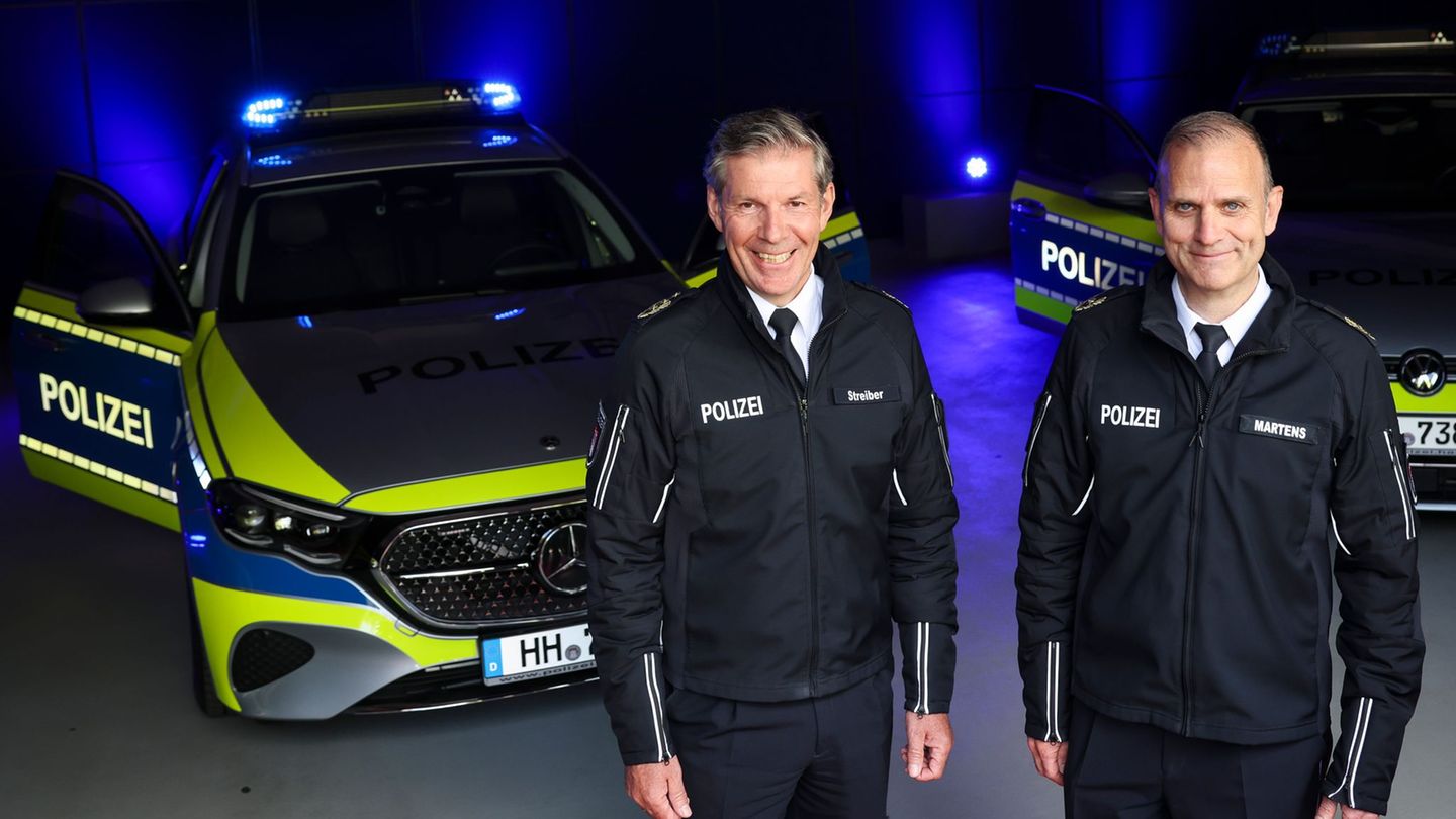 Polizeivizepräsident Mirko Streiber und André Martens, stellvertretender Leiter der Hamburger Schutzpolizei (von links), stellen