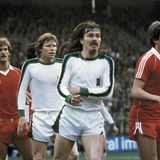 1980 wird der Uefa-Pokal rein bundesdeutsch ausgespielt: Im Finale treffen Eintracht Frankfurt und Borussia Mönchengladbach aufeinander. Nach Hin- und Rückspiel dürfen sich die Frankfurter freuen. Wegen der Auswärtstorregel reichen den Adlern eine 2:3-Niederlage und ein 1:0-Sieg, um den Pokal in die Luft zu stemmen.