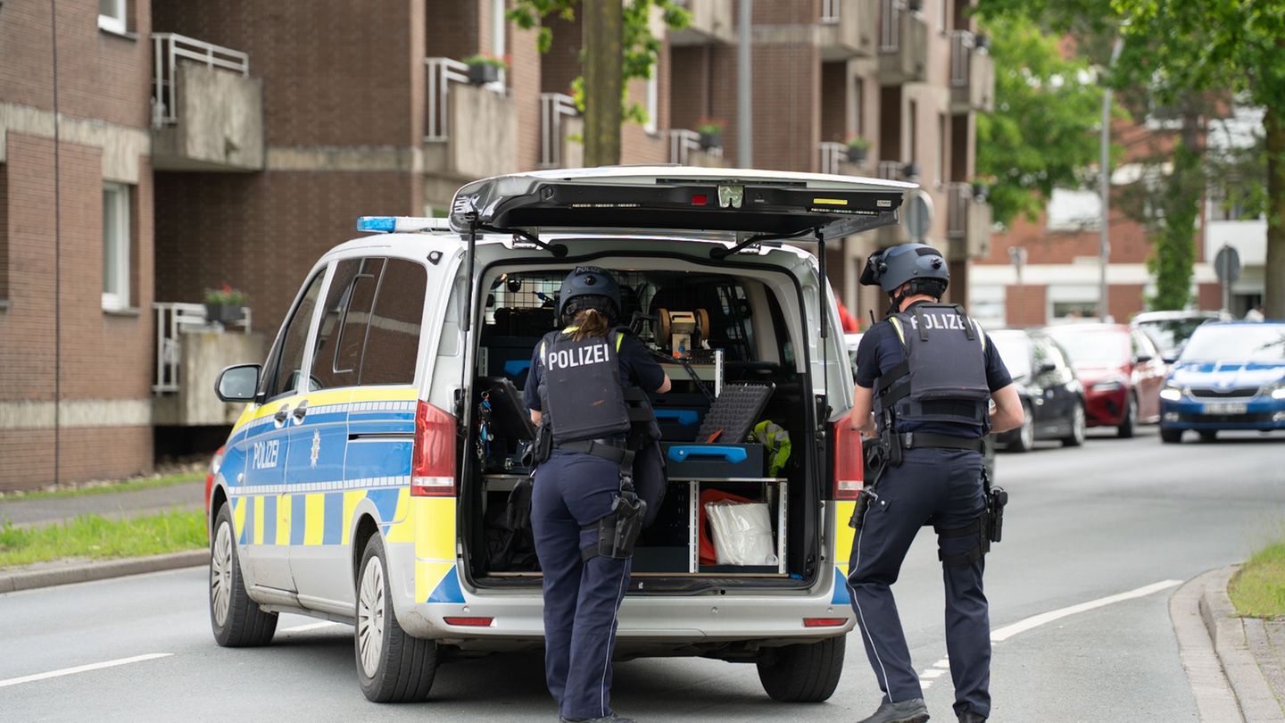 Zahlreiche Einsatzkräfte waren nach dem Drohanruf zu der Schule in Beckum ausgerückt. Foto: Max Lametz/dpa