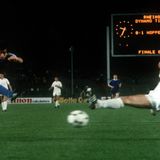 Ja, auch die DDR ist international sehr erfolgreich unterwegs. Nachdem der 1. FC Magdeburg 1974 den Europapokal der Pokalsieger holt und damit Vereinsgeschichte schreibt, tritt sieben Jahre später ein Konkurrent im Finale an: Der FC Carl Zeiss Jena spielt im westdeutschen Rheinstadion zu Düsseldorf gegen Dinamo Tiflis aus Georgien. Zum Gewinn der Trophäe reicht es aber nicht, Jena unterliegt mit 1:2.