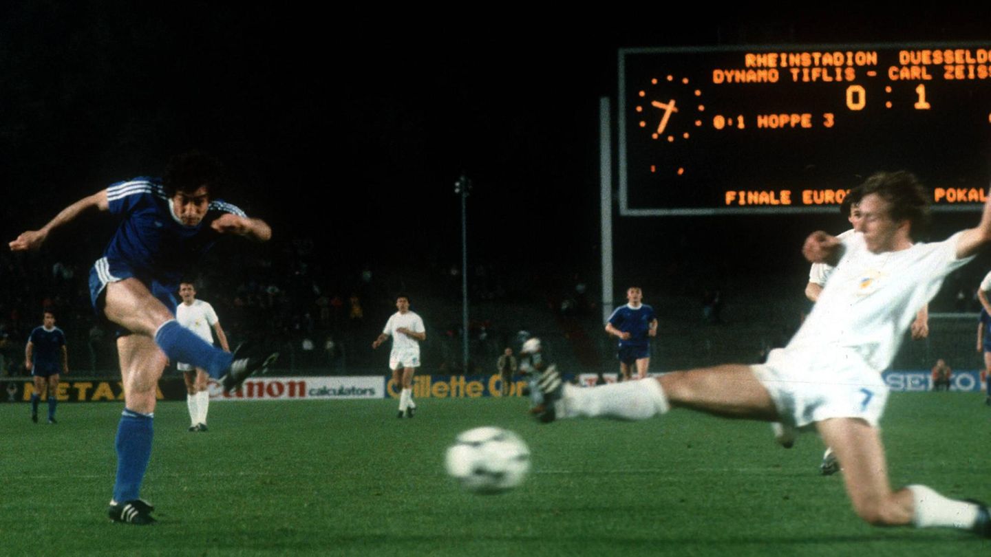 Ja, auch die DDR ist international sehr erfolgreich unterwegs. Nachdem der 1. FC Magdeburg 1974 den Europapokal der Pokalsieger holt und damit Vereinsgeschichte schreibt, tritt sieben Jahre später ein Konkurrent im Finale an: Der FC Carl Zeiss Jena spielt im westdeutschen Rheinstadion zu Düsseldorf gegen Dinamo Tiflis aus Georgien. Zum Gewinn der Trophäe reicht es aber nicht, Jena unterliegt mit 1:2.