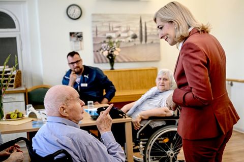 Ministerin Warken mit Heimbewohnern