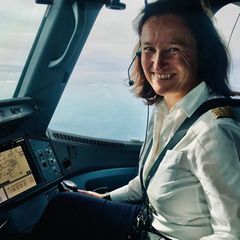 Cordula Pflaum ist eine der ersten Pilotinnen Deutschlands, erste Langstrecken-Kapitänin und Ausbilderin bei der Lufthansa