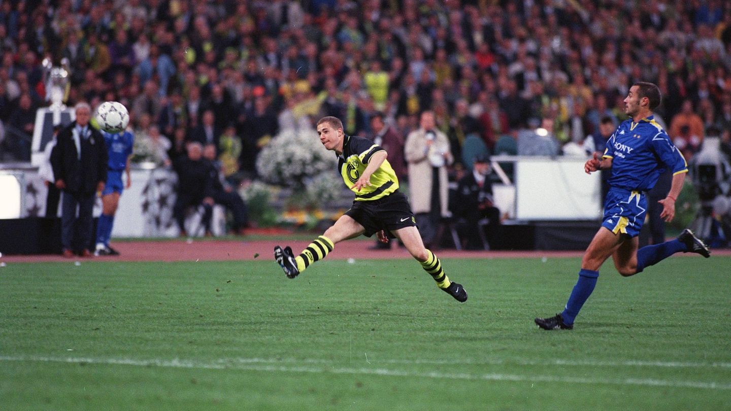 ... und zwar im Finale der Champions League. Während in Gelsenkirchen vermutlich noch immer gefeiert wird, lupft Lars Ricken den BVB gegen Juventus Turin im Münchner Olympiastadion zum größten Erfolg der Vereinsgeschichte. Am Ende steht auf der Anzeigetafel ein 3:1 und das Ruhrgebiet endgültig Kopf.