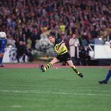 ... und zwar im Finale der Champions League. Während in Gelsenkirchen vermutlich noch immer gefeiert wird, lupft Lars Ricken den BVB gegen Juventus Turin im Münchner Olympiastadion zum größten Erfolg der Vereinsgeschichte. Am Ende steht auf der Anzeigetafel ein 3:1 und das Ruhrgebiet endgültig Kopf.