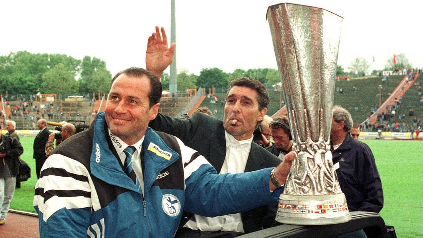 1997 wird zum erfolgreichsten Fußball-Jahr des Ruhrgebiets: Der FC Schalke gewinnt im Elfmeterschießen gegen Inter Mailand den Uefa Cup. Der „Pott“ ist im Pott, natürlich gefeiert von Trainer Huub Stevens und dem immerzu Zigarre rauchenden Manager Rudi Aussauer. Doch damit nicht genug. Denn nur eine Woche später steht der große Rivale ebenfalls in einem Finale ...