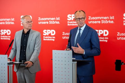 Kanzler Friedrich Merz (CDU) und SPD-Fraktionschef Matthias Miersch sprechen vor der Sitzung der SPD-Bundestagsfraktion vor Pres