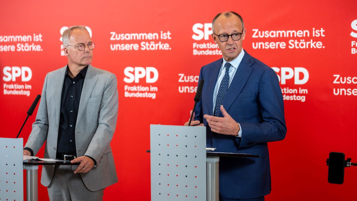Kanzler Friedrich Merz (CDU) und SPD-Fraktionschef Matthias Miersch sprechen vor der Sitzung der SPD-Bundestagsfraktion vor Pres
