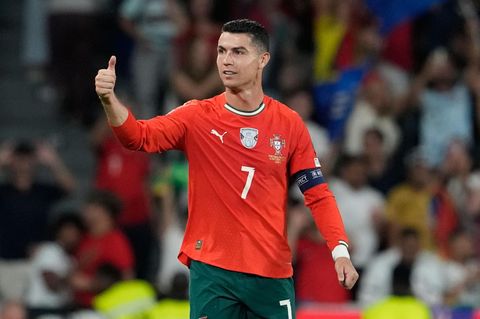 Cristiano Ronaldo zeigt im Nationalmannschaftstrikot einen Daumen nach oben.