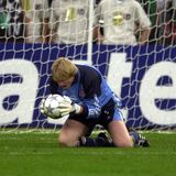 1999 stehen die Bayern im Champions-League-Finale und verlieren die Partie praktisch mit den letzten zwei Aktionen gegen Manchester United. 2001 aber wird Oliver Kahn zum „Titan“. Der Torhüter hält gegen den FC Valencia drei Elfmeter und trägt seine Mannschaft zum ersten Champions League-Titel.