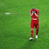 Apropos Bayern, apropos Champions-League-Finale: 2012 ist alles bereitet für den deutschen Rekordmeister. Ein Endspiel im eigenen Stadion, die Trophäe zum Greifen nah. Doch ausgerechnet Fan-Liebling Bastian Schweinsteiger versagen im Elfmeterschießen gegen Inter Mailand die Nerven.